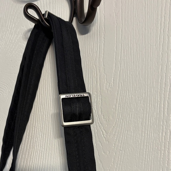 Travelon Anti-theft Classic Black Crossbody Bag - Picture 5 of 15